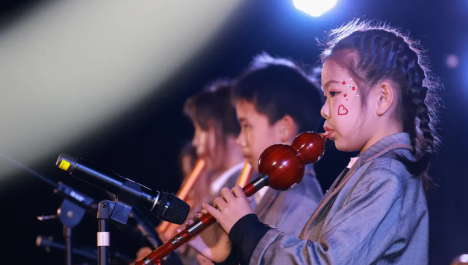 在森林脚下唱民谣，小学部大家庭的跨年之夜 